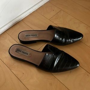 Steve Madden black pointy toe “crocodile” patent mules slides - size 7
